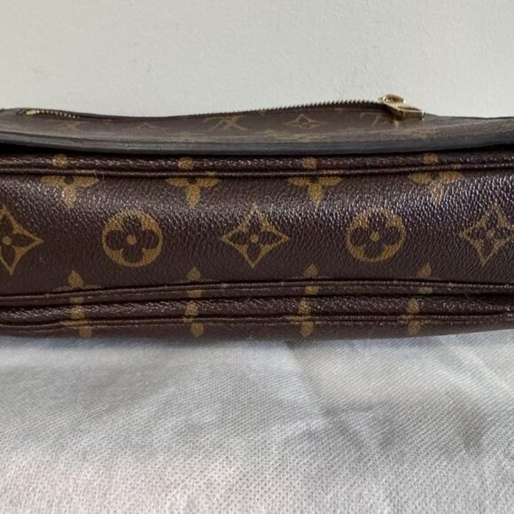 Clean Handle Louis Vuitton Pochette Métis Monogram Crossbody Bag - Picture 3 of 8
